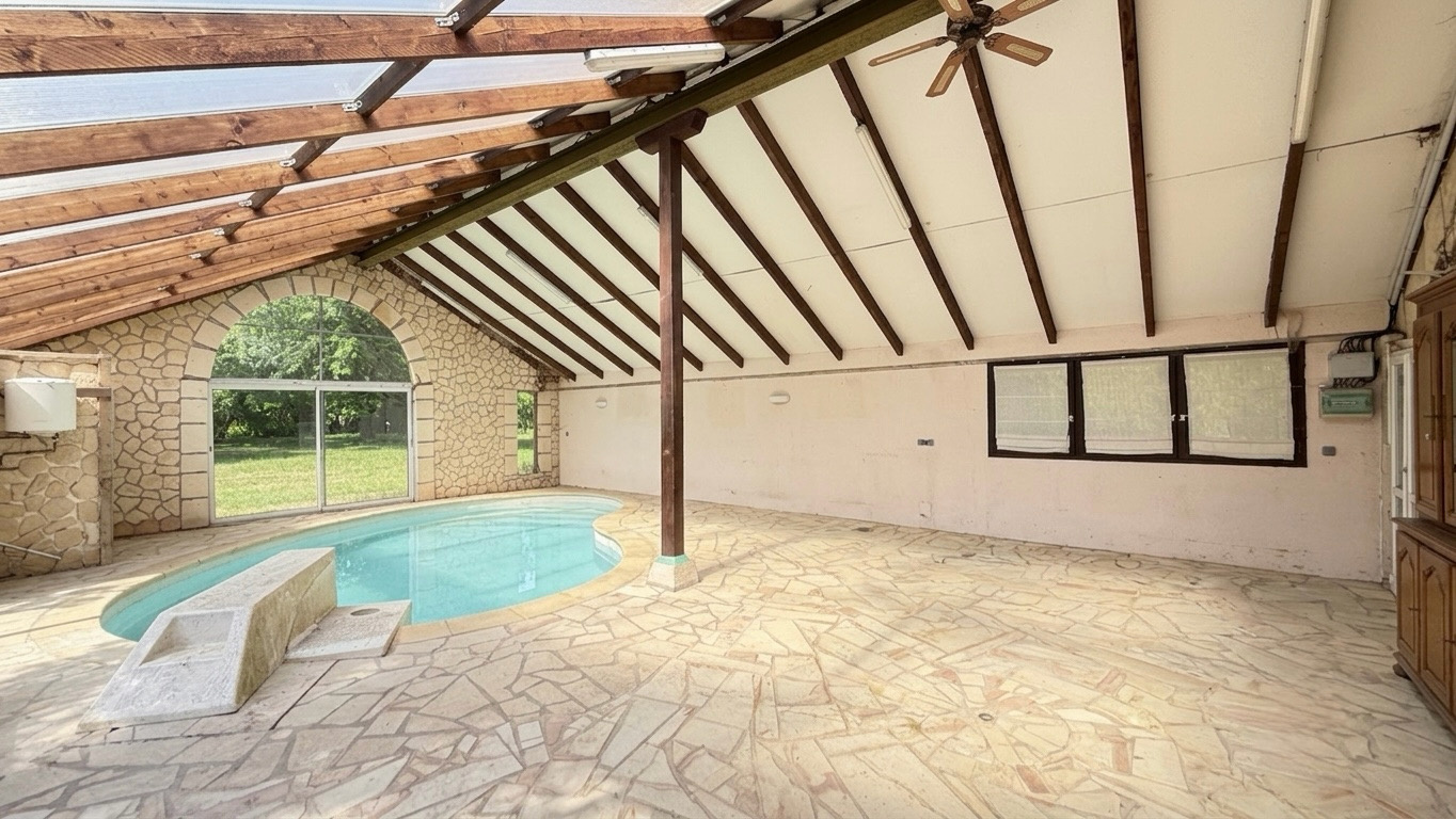 Ensemble immobilier : Maison 146 m2, maison annexe 50 m2, piscine creusée et dépendances