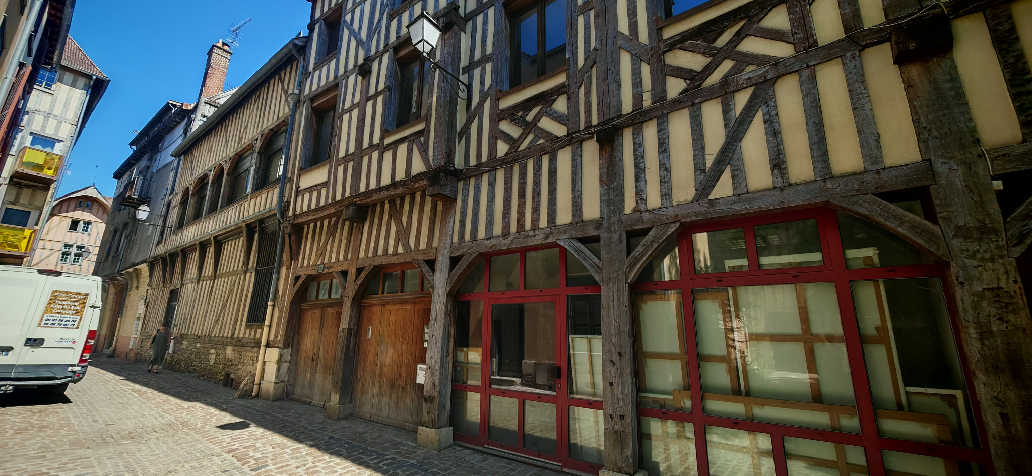 TROYES HYPERCENTRE   PLUS DE 720 M2 À VALORISER, ASCENSEUR, TERRASSE ET POTENTIEL EXCEPTIONNEL